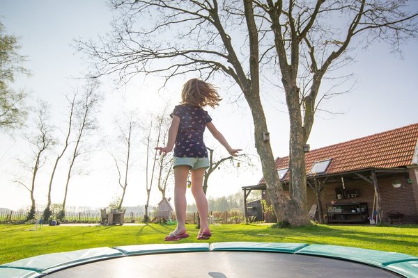 Sur quel genre de terrain est-il préférable d'installer un trampoline ?