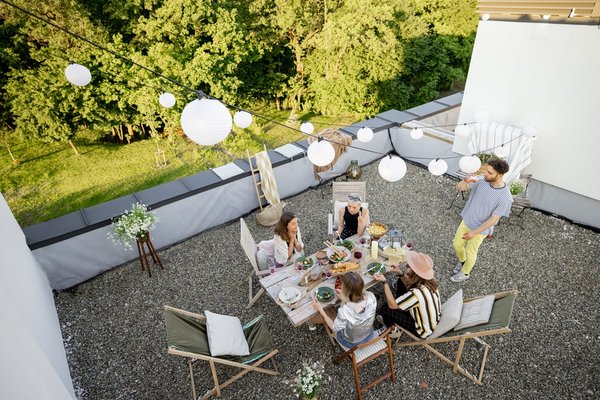 Comment aménager une plage artificielle autour de sa piscine pour un look estival