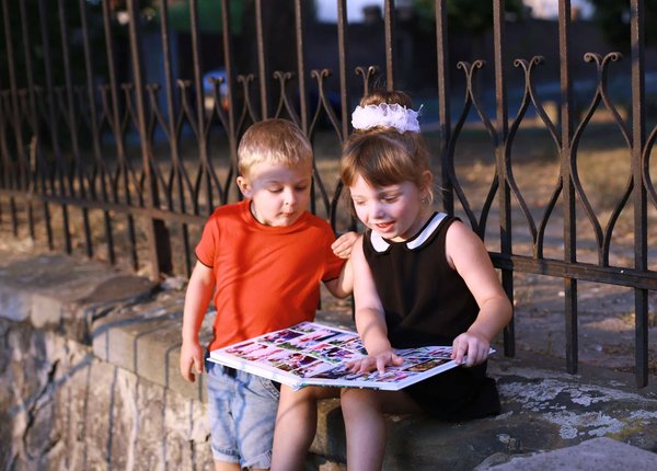 L'organisation des photos des visites au parc Disney, de manière chronologique ou thématique