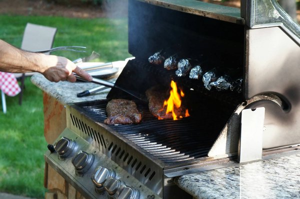 Barbecues à gaz, à charbon ou électrique ? Que choisir ?